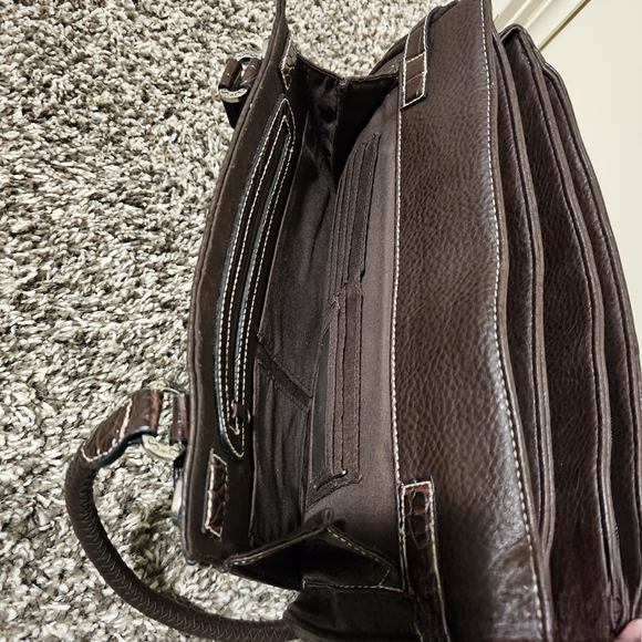 Brighton Brown Shoulder Bag with Elegant Design - Picture 5 of 8